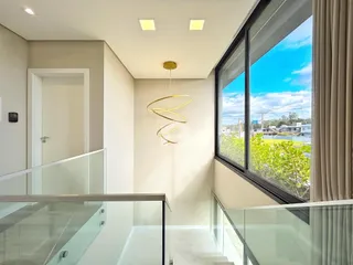 Corredor moderno com grande janela e vista para o exterior.