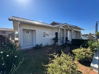 Fachada de uma casa residencial em Lajeado, Brasil, com jardim frontal.