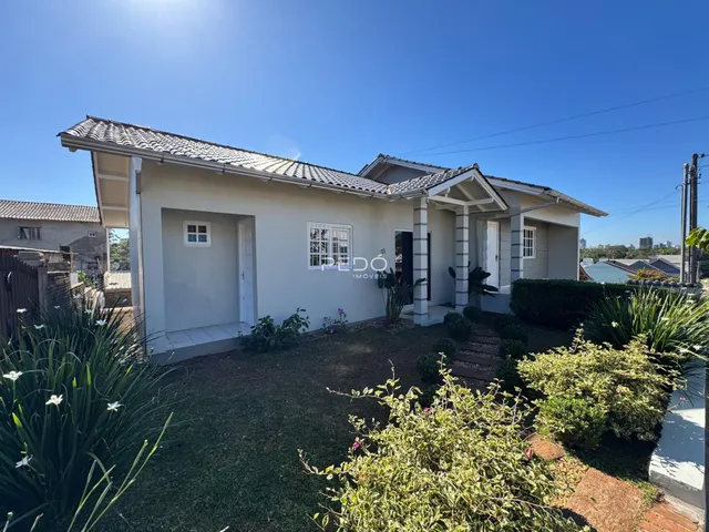 Fachada de uma casa residencial em Lajeado, Brasil, com jardim frontal.