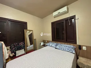 Quarto com cama e armários de madeira.