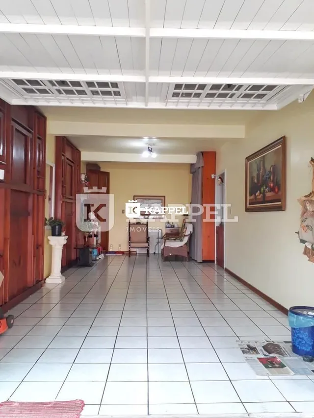 Corredor interno com armários de madeira e piso de cerâmica.