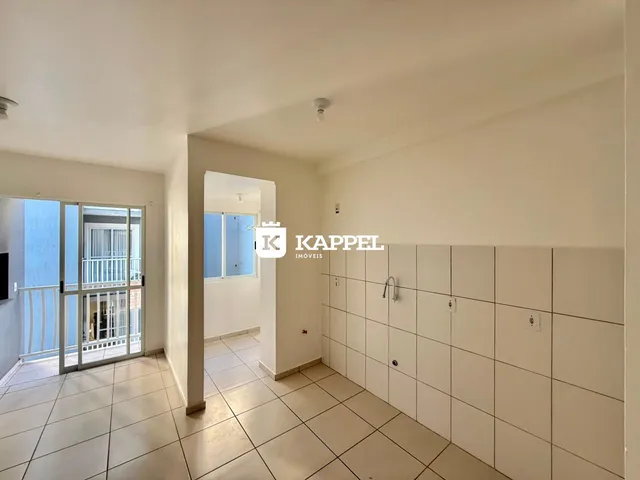 Sala de estar com piso de cerâmica e acesso a uma varanda.