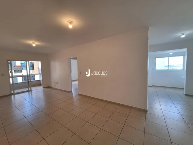 Sala de estar com piso de cerâmica e paredes brancas.