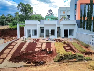 Fachada de uma construção em andamento em Lajeado, Brasil.