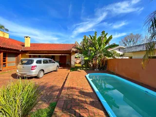 Vista externa de uma residência com piscina e jardim em Lajeado.