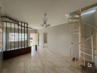 Hall de entrada com piso de cerâmica e escadaria em um ambiente residencial.