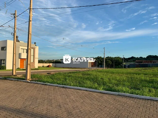 Foto da fachada de uma residência em Lajeado, Brasil, com gramado e área externa visível.