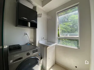 Interior de um banheiro ou área de serviço com janela.