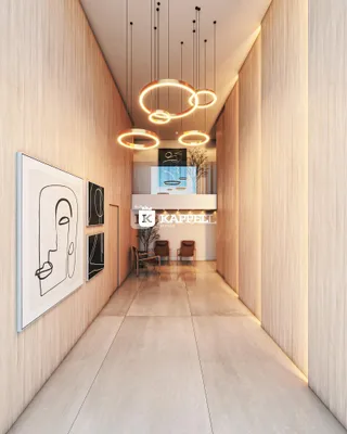 Hall de entrada com paredes de painel de madeira clara e iluminação moderna.
