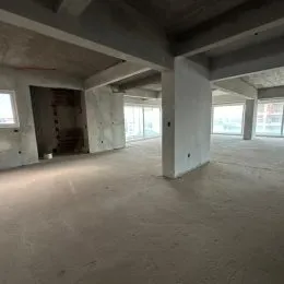 Foto de um espaço interno com estrutura de concreto aparente.