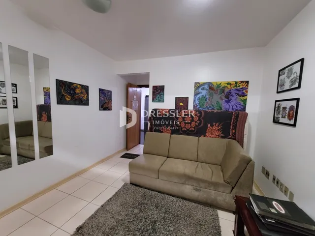 Sala de estar com sofá e decoração em ambiente claro.