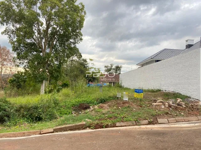 Fachada de uma propriedade em Lajeado, Brasil, com vegetação ao redor.