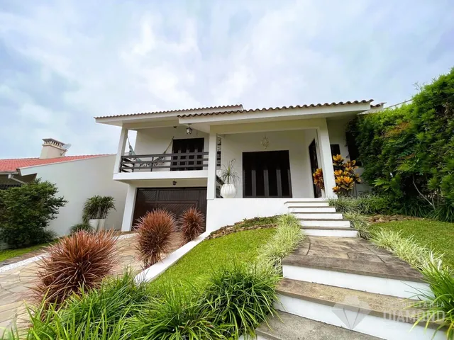 Fachada de uma casa em Lajeado, Brasil com jardim frontal.
