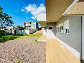 Fachada de uma residência em Lajeado, Brasil, com área externa de cascalho.