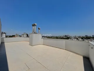 Vista de um terraço com piso de cerâmica e vista da cidade.