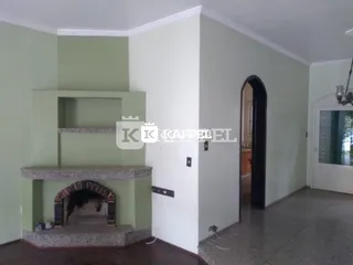 Parede interna com nicho arqueado e acabamento em tons de verde claro.