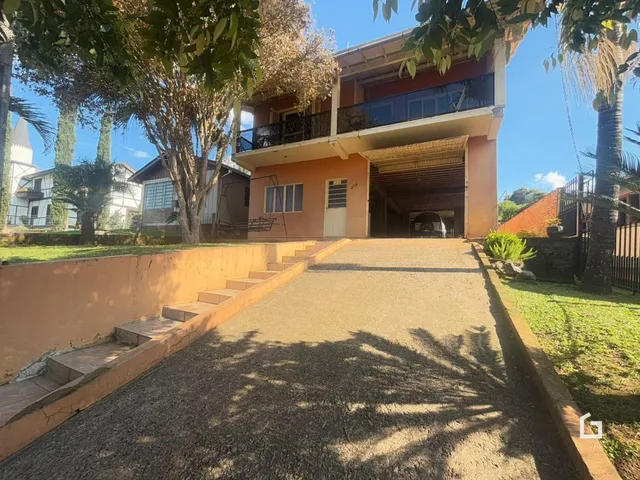 Vista da fachada de uma residência em Lajeado, Brasil, com acesso por uma entrada pavimentada.