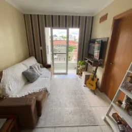 Foto de um quarto com cama e cortinas em uma propriedade.