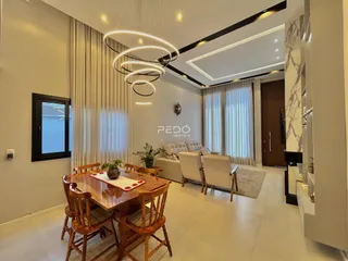 Sala de estar com mesa de jantar de madeira em um imóvel no Brasil.