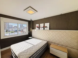 Quarto com cama e janela em um apartamento no Brasil.