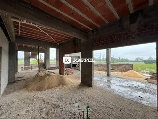 Foto de uma estrutura de construção em um terreno com materiais de terra.