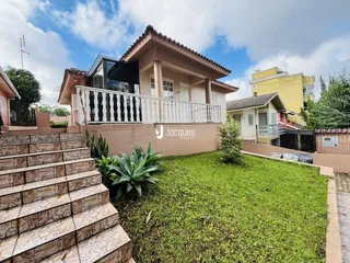 Fachada de uma casa em Lajeado, Brasil, com escadaria de pedra e jardim.