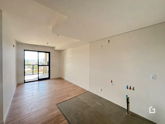 Sala de estar com piso de madeira e grande abertura para a vista.