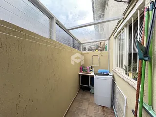 Vista de um corredor estreito entre edifícios residenciais.