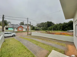 Vista da fachada de uma residência em Lajeado, Brasil, com jardim e entrada pavimentada.