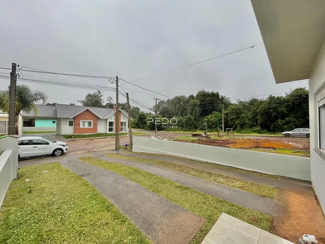 Vista da fachada de uma residência em Lajeado, Brasil, com jardim e entrada pavimentada.