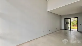 Parede branca de um espaço amplo com piso de cerâmica.