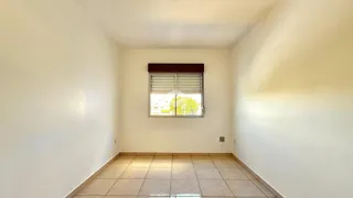 Vista interna de uma sala com piso de cerâmica e janela.