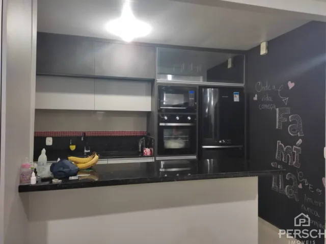Foto de uma cozinha moderna com armários e eletrodomésticos em Lajeado.