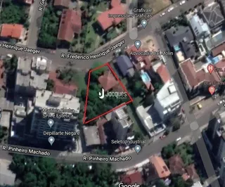 Vista aérea de uma área residencial em Lajeado, Brasil, mostrando ruas e edificações.