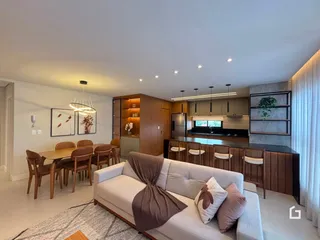 Sala de estar e cozinha de um apartamento moderno em Lajeado, Brasil.