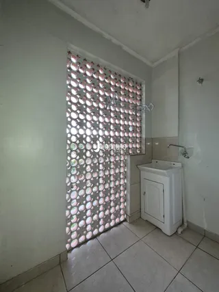 Parede decorada com azulejos circulares em um banheiro.
