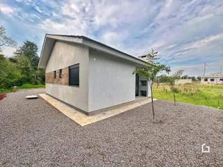 Fachada de uma casa moderna com revestimento de madeira em Lajeado.