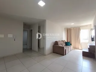 Sala de estar com piso de cerâmica e sofá claro.