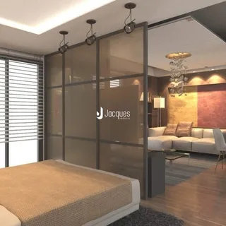 Quarto com divisória de vidro no imóvel em Lajeado.