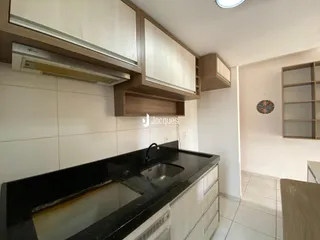 Foto de uma cozinha com armários e bancada escura.