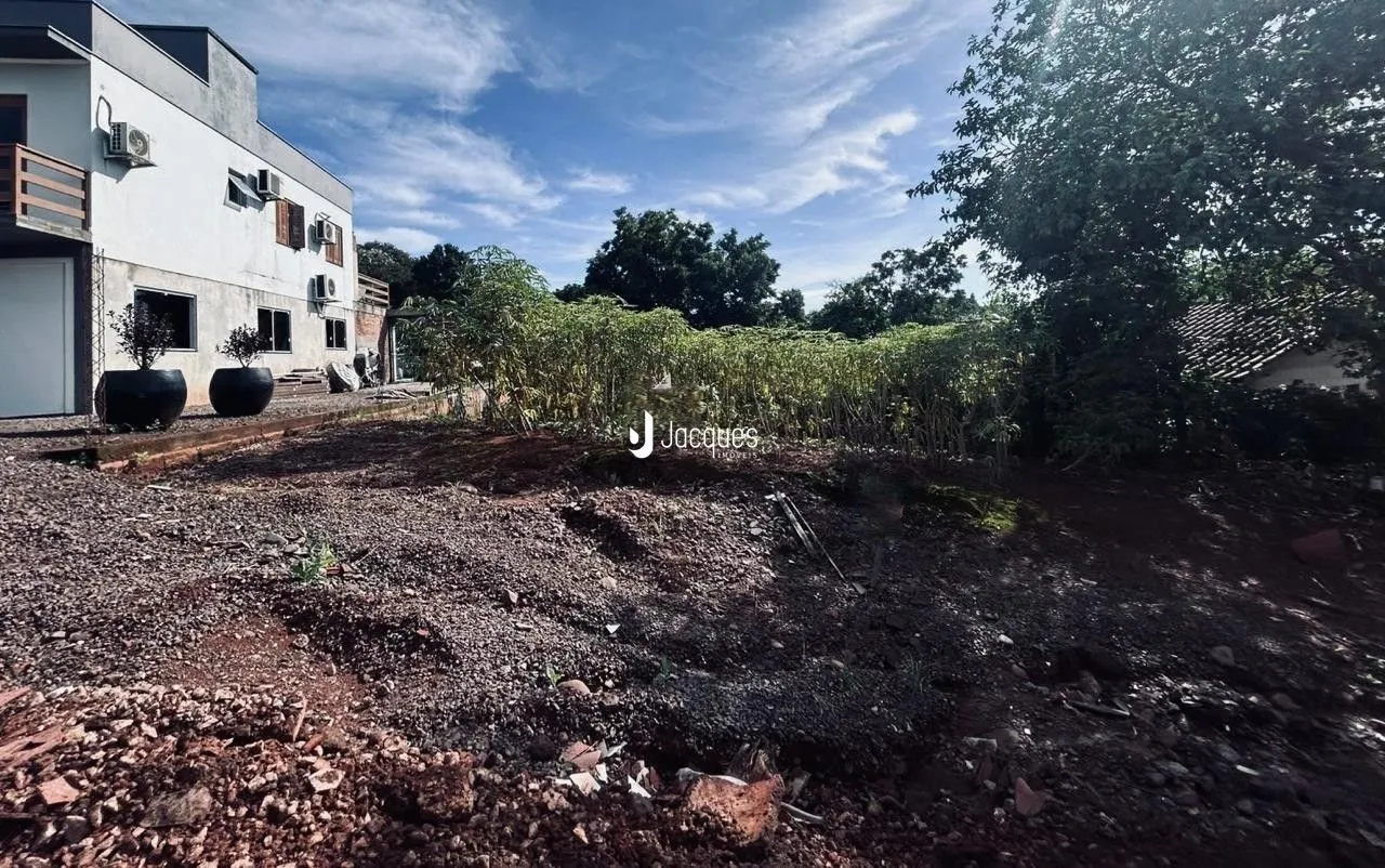 Fachada de uma casa em Lajeado com terreno em estado de obras.