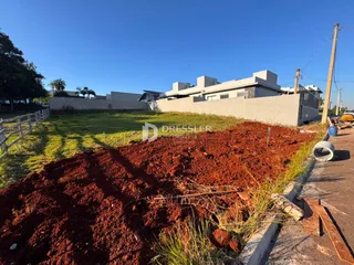 Vista externa da propriedade com terreno em primeiro plano.