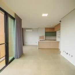Vista interna de um ambiente com piso claro e paredes brancas.