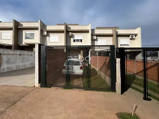 Fachada de um imóvel residencial em Lajeado, Brasil, com portão de ferro.
