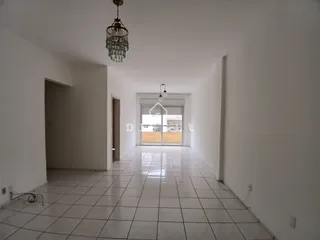 Hall de entrada longo com piso de cerâmica branco.