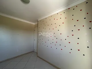 Uma sala interna com paredes claras e piso de cerâmica.