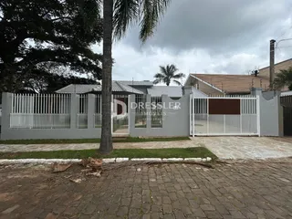 Fachada de uma residência com cerca e portão branco em Lajeado, Brasil.