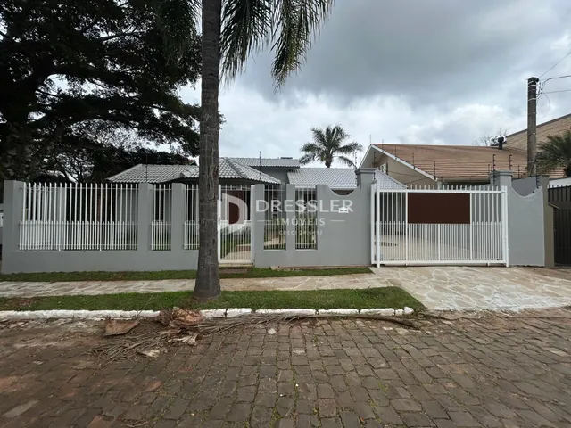 Fachada de uma residência com cerca e portão branco em Lajeado, Brasil.