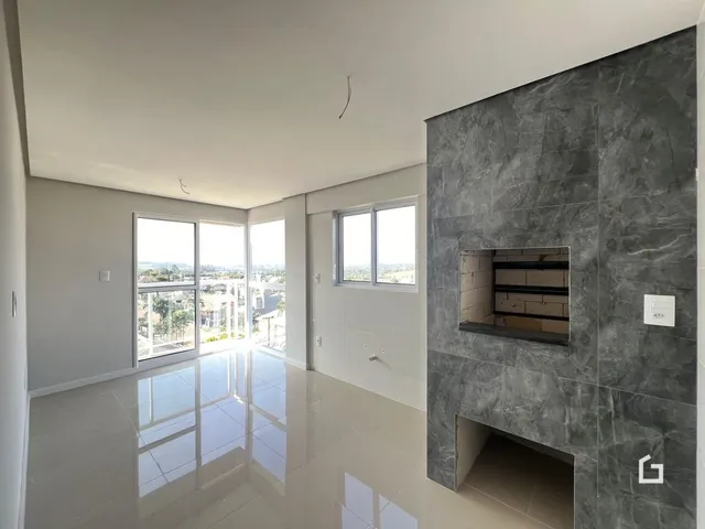 A sala de estar possui piso claro e grandes janelas com vista.