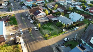 Vista aérea de uma área residencial em Lajeado, Brasil, mostrando várias casas e terrenos.
